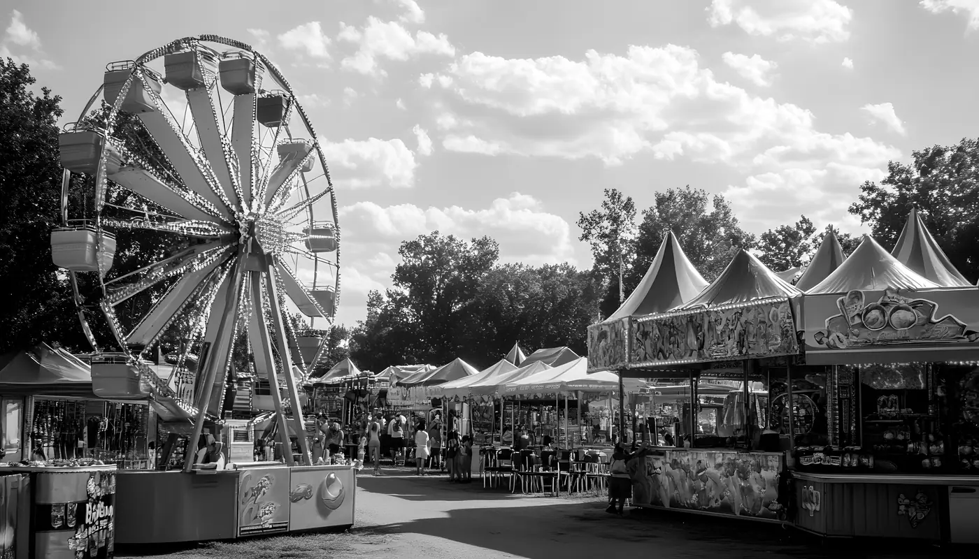 Fotografía ilustrativa en blanco y negro de un espacio de evento. No es un evento de Evento.PY.
